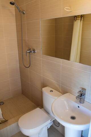 Гостиница Оазис Солнечногорское Трехместный номер с балконом-4