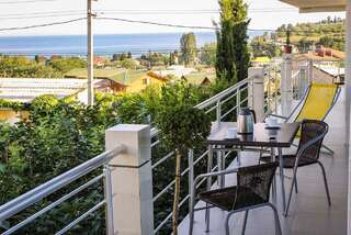 Гостиница Оазис Солнечногорское Трехместный номер с балконом-1