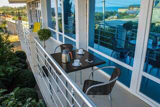 Гостиница Оазис Солнечногорское Трехместный номер с балконом-2